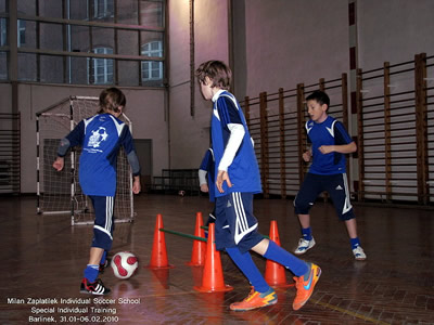 treningi pi�karskie  w Barlinku na dworze - gierky